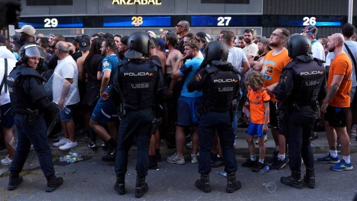 Video | Tenso comienzo de la Champions: hubo enfrentamientos entre hinchas y policías a las afueras del Santiago Bernabéu
