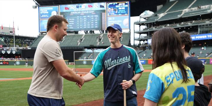 Cal Raleigh meets fan who caught 60th home run ball