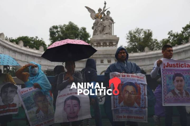 "A 11 años, no hay avances", dice abogado de Ayotzinapa tras reunión de padres con Sheinbaum