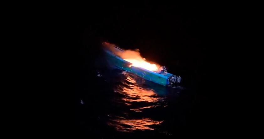 Video | Guardia Costera de Estados Unidos destruyó con artillería pesada una lancha de narcos en el Pacífico
