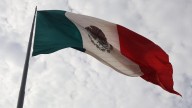 Mega Bandera en lo alto: encabezó Cruz izamiento