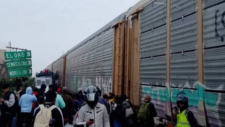 Tren choca vs camión en EdoMex; 8 muertos