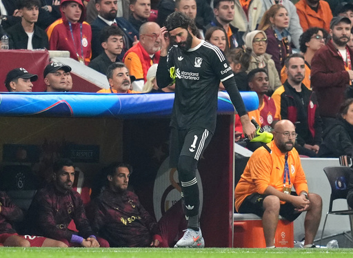 Alisson sale lesionado en derrota del Liverpool ante Galatasaray y se perderá duelo contra Chelsea