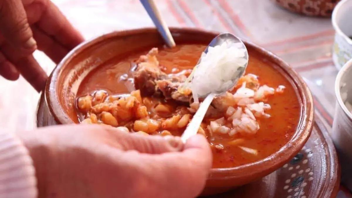 Comidas típicas para celebrar la Noche Mexicana: del pozole al chile en nogada