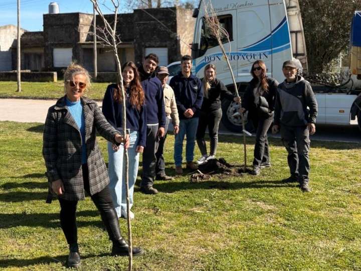 Se realizó una plantación en el Parque Mitre de Hinojo