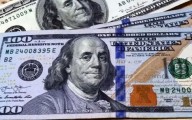 El dólar bajó $70 y quedó por debajo de los $1.500 este lunes