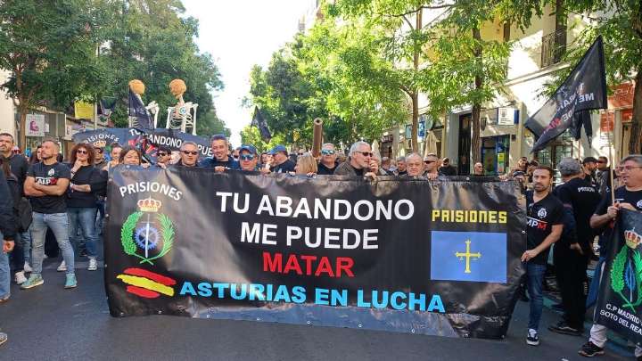 Un nutrido grupo de funcionarios de prisiones asturianos protesta en Madrid en exigencia de medidas frente a las agresiones
