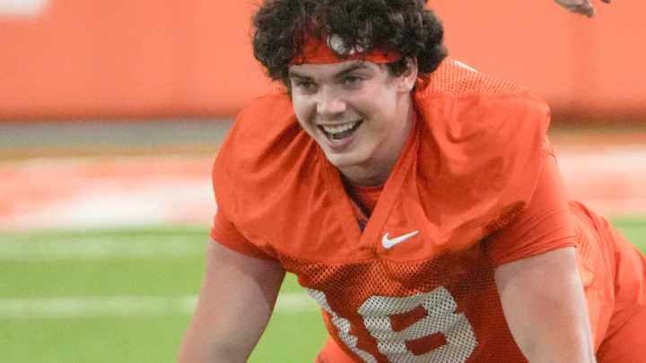 Clemson basketball star Ian Schieffelin nearly scores TD on first snap with football