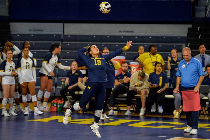 Michigan recovers from serving struggles to sweep Notre Dame
