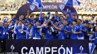 Vélez sigue de copas: derrotó 2 a 0 a los santiagueños y alzó la Supercopa Argentina