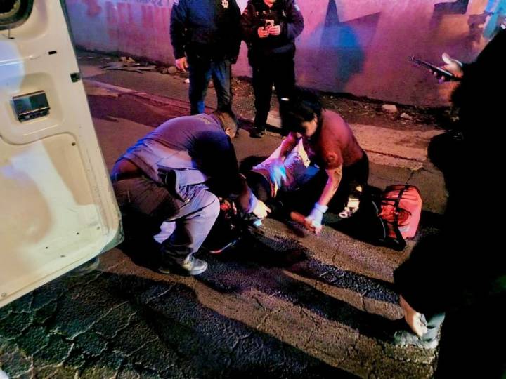 EQUIPOS DE EMERGENCIA ATENDIERON A UNA MUJER QUE SUFRIÓ LESIONES AL CAER DE UN PUENTE EN TLÁHUAC