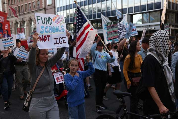 Reprimen con gases y balas de goma una protesta frente a un centro migratorio en Chicago