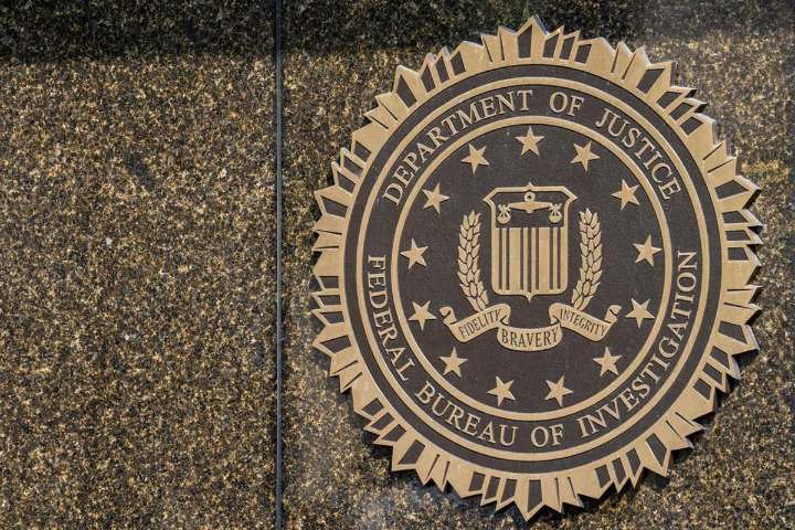 Sujeto con presuntos problemas de salud mental chocó su auto contra la puerta de un edificio del FBI
