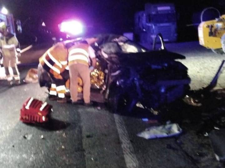 Dos heridos graves al chocar su coche contra un remolque en la A