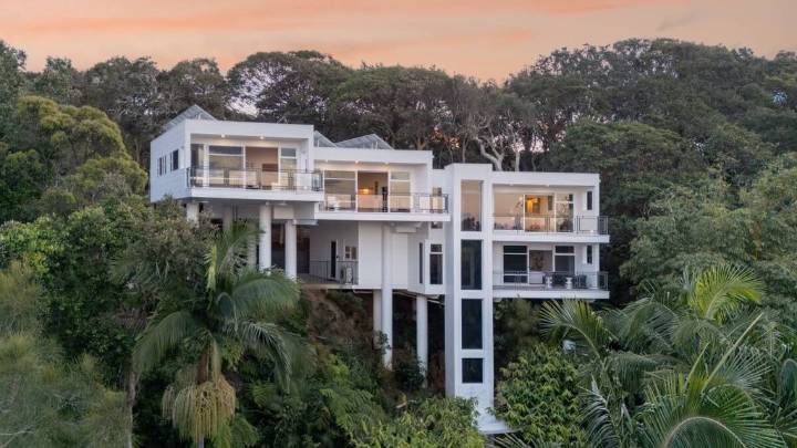 A cliff-hanging coastal masterpiece and other top regional buys around Australia