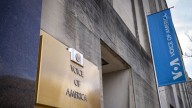 Un juez federal bloqueó el despido de más de 500 empleados de Voice of America