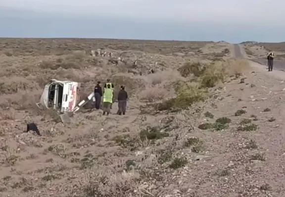 Volcó camioneta petrolera cerca de Rincón de los Sauces: cuatro heridos