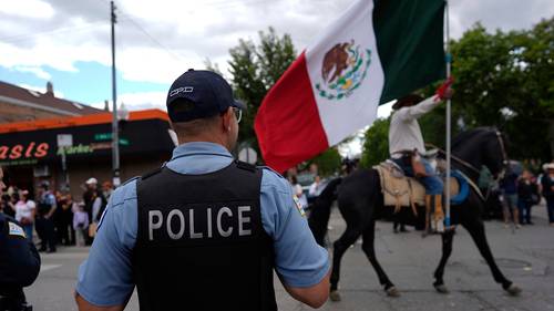 Chicago cambia rutinas ante redadas migratorias: algunos llevan pasaportes y evitan tiendas