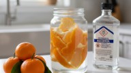 Mezclar cáscara de mandarina y alcohol: por qué recomiendan hacerlo y para qué sirve