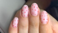 El nail art que todas están pidiendo: la manicura con puntos que marca tendencia, según una experta
