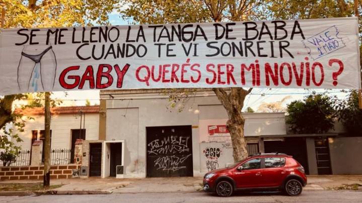La insólita frase del pasacalle viral que inicio un noviazgo en La Plata