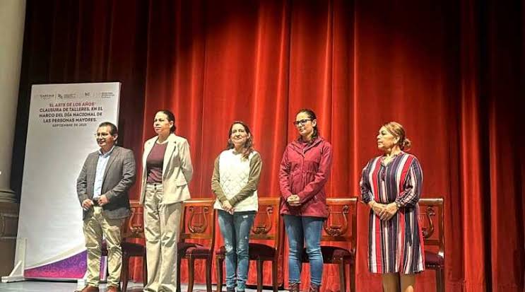 Abuelitos de Chiautempan presentan obra de títeres en el Teatro Xicohténcatl
