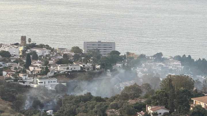 La Policía Científica investiga si el origen del fuego de Benalmádena podría ser una negligencia en una casa okupada