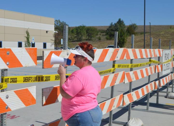 Siouxland residents protest for Des Moines superintendent being held in Woodbury County jail