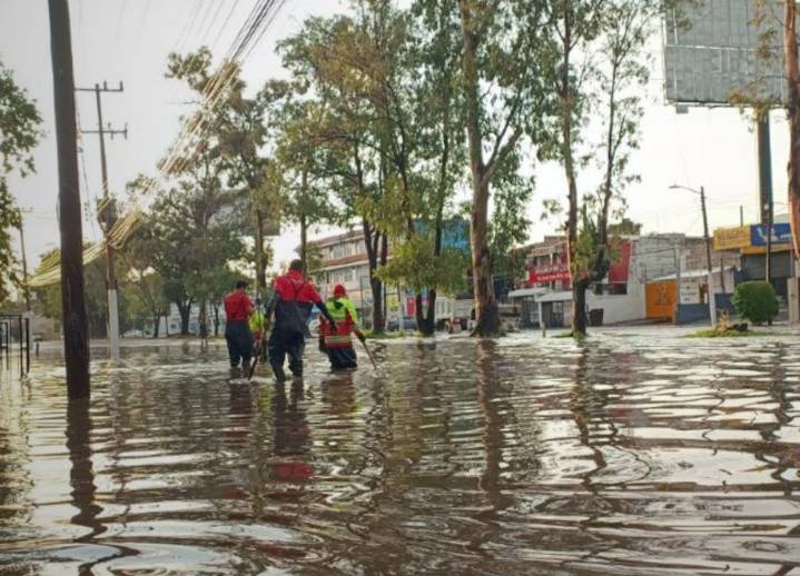 Rescatan a hombre en fraccionamiento Revolución tras caída en vaso regulador