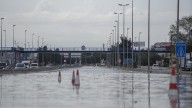 Cortes de carreteras y cancelaciones y retrasos en trenes y aviones por las lluvias