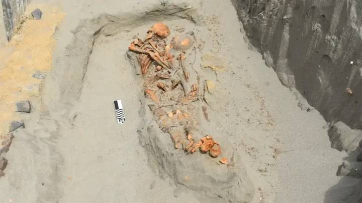 Increible hallazgo en Perú: arqueólogos revelaron imágenes de 12 cuerpos enterrados; habrían sido sacrificados y atados