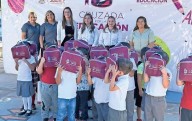 Entrega Oficialía Mayor artículos escolares a primaria y preescolares