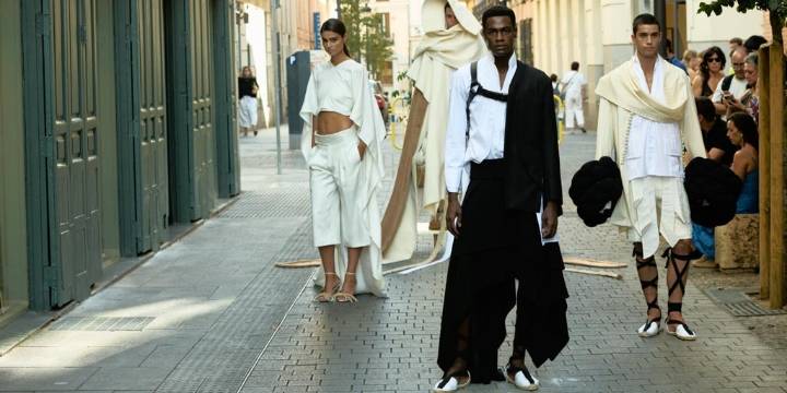 Los zapatos planos ganan a los tacones en la Semana de la Moda de Madrid 2025