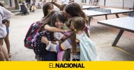 Nervios, llantos y reencuentros con los amigos el primer día de cole en Catalunya
