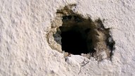 Cómo arreglar un agujero en la pared: paso a paso y con un truco