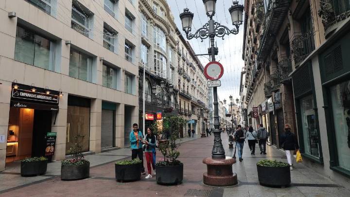 Sorprenden a un mujer en el centro de Zaragoza y la "golpean sin mediar palabra" para robarle