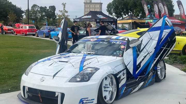 See the Cars at the Station