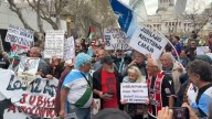 Jubilados y docentes protestaron frente al Congreso y en Plaza de Mayo contra el ajuste de Javier Milei