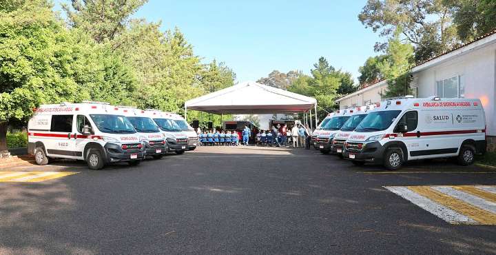 Más ambulancias, más vidas; entrega Bedolla 10 unidades de urgencias médicas