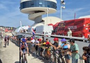 La Vuelta, lista para arrancar en Avilés entre banderas palestinas