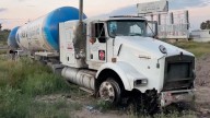 Autoridades detienen a un trailero que provocó dos choques viales y huyó
