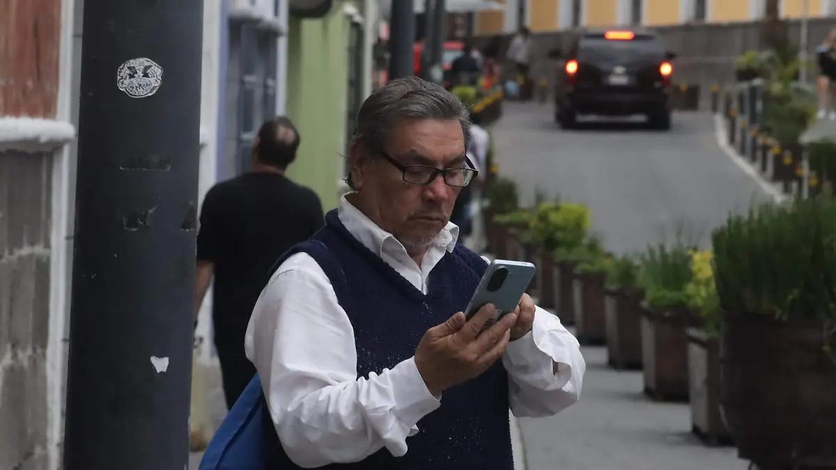 Inteligencia Artificial y fraudes asechan en especial a los adultos mayores en Puebla