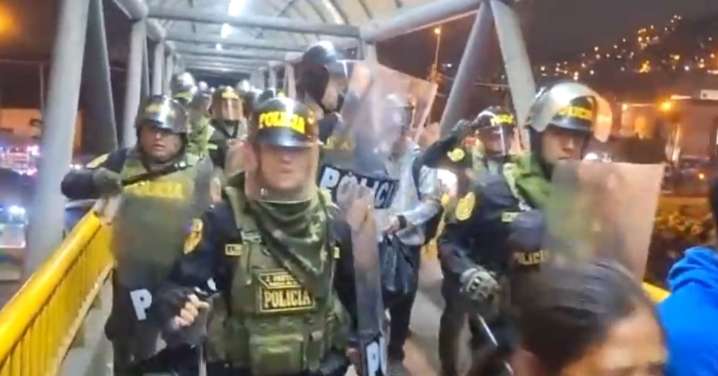 Periodista de Exitosa fue agredido por un efectivo de la PNP cuando cubría las protestas en Acho