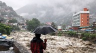 Desgarradoras inundaciones en India dejan un saldo de más de 90 muertos y miles de desplazados