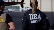 DEA advierte que cárteles mexicanos usan a funcionarios de la industria petrolera para contrabandear combustible robado de Pemex a EU