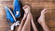 El clásico truco de las abuelas para que las zapatillas nuevas no te lastimen: necesitás broches y algodón