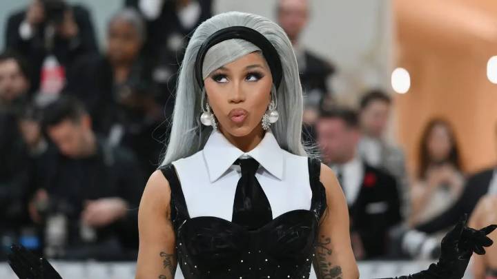 Cardi B lanza bolígrafo a un paparazzi mientras salía de un juicio millonario en su contra