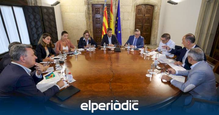 Mazón preside la reunión extraordinaria de los miembros del Consell