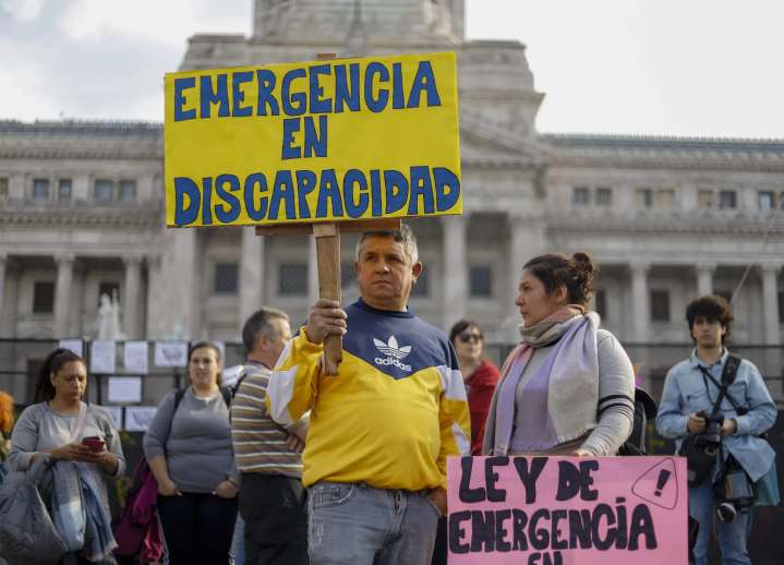 Milei promulgó la Ley de Emergencia en Discapacidad, pero suspendió su implementación