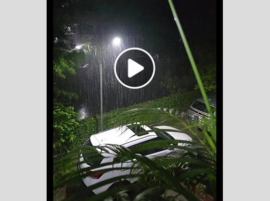 IMD Prediction Proved Correct: Raining in Chandigarh since 11.30 pm ( Sept 30) ( Watch Video ) [ FULL VIEW ]